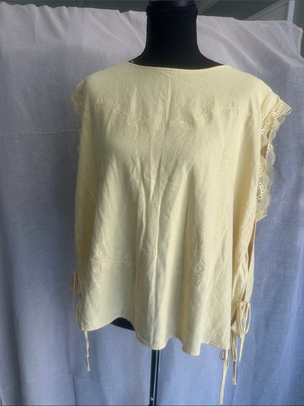 Lace-Trim Linen Blend Sleeveless Top in Pale Yellow